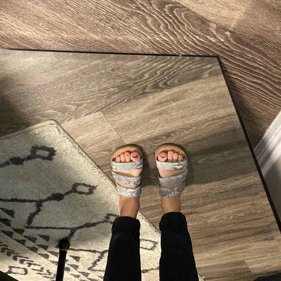 Two pairs of sandals - Picture 2 of 4